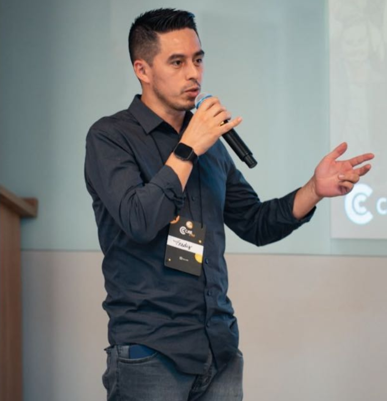 Fredy Leon apresentando em um palco com microfone na mão